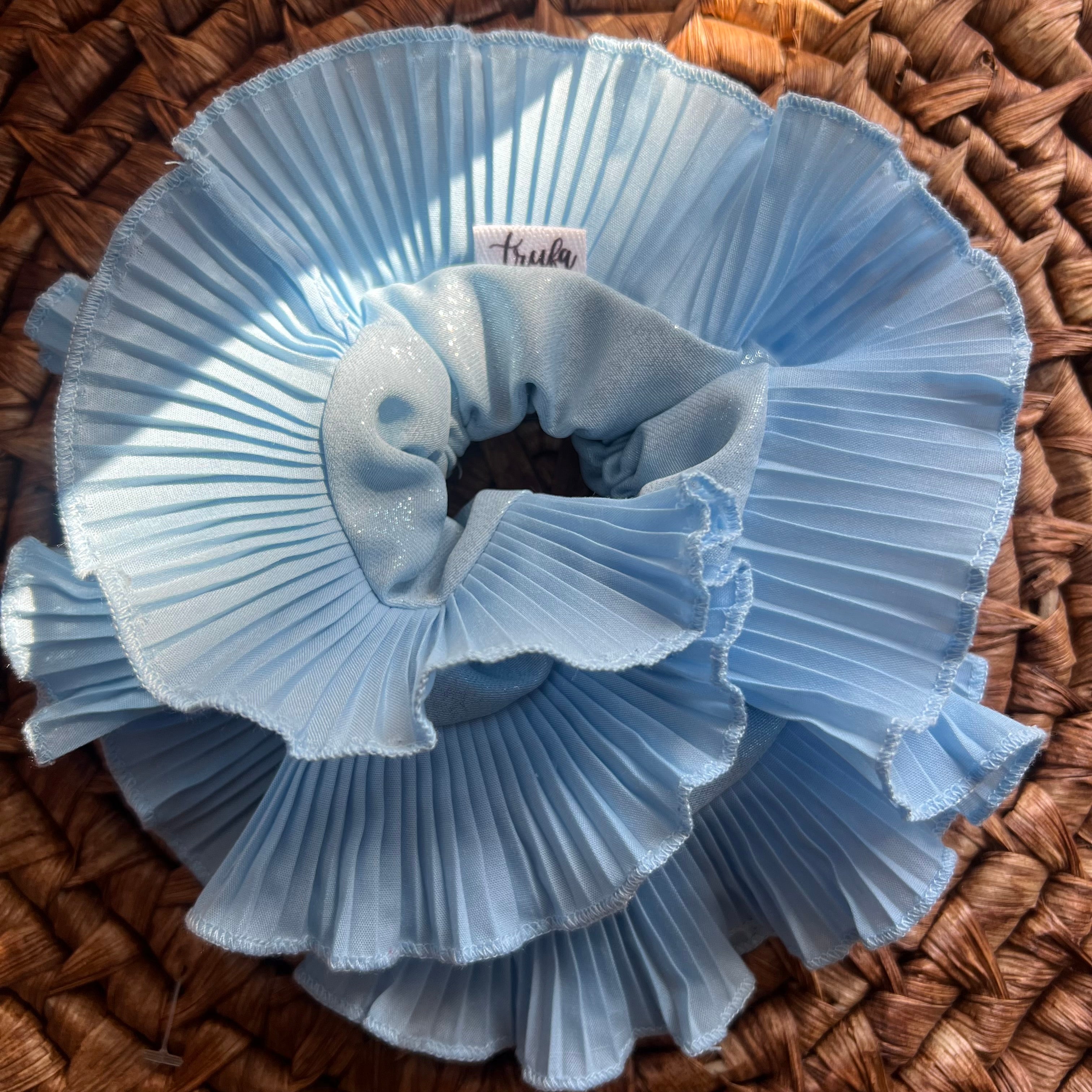 B. Celeste brillante