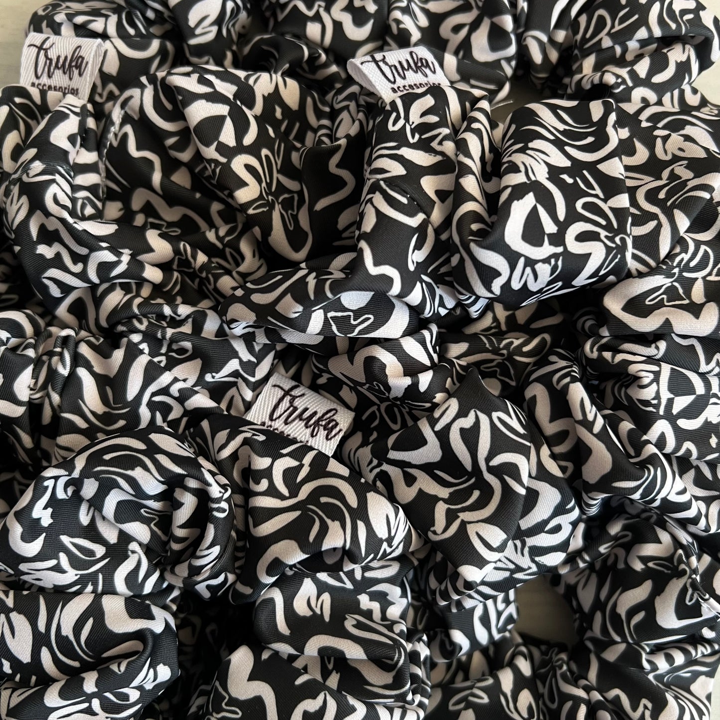 Scrunchie Negro Flores