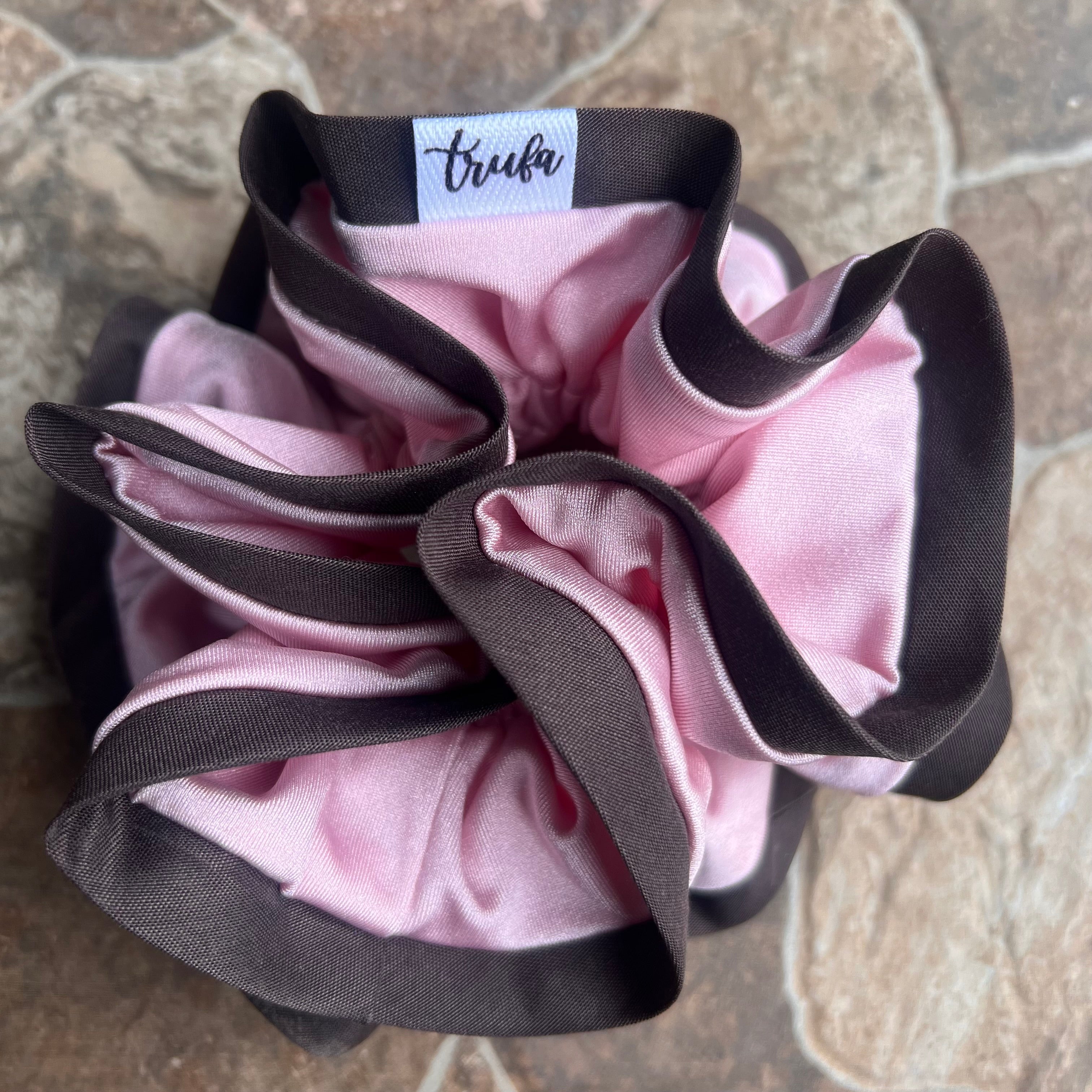 Scrunchie sesgo café y rosa