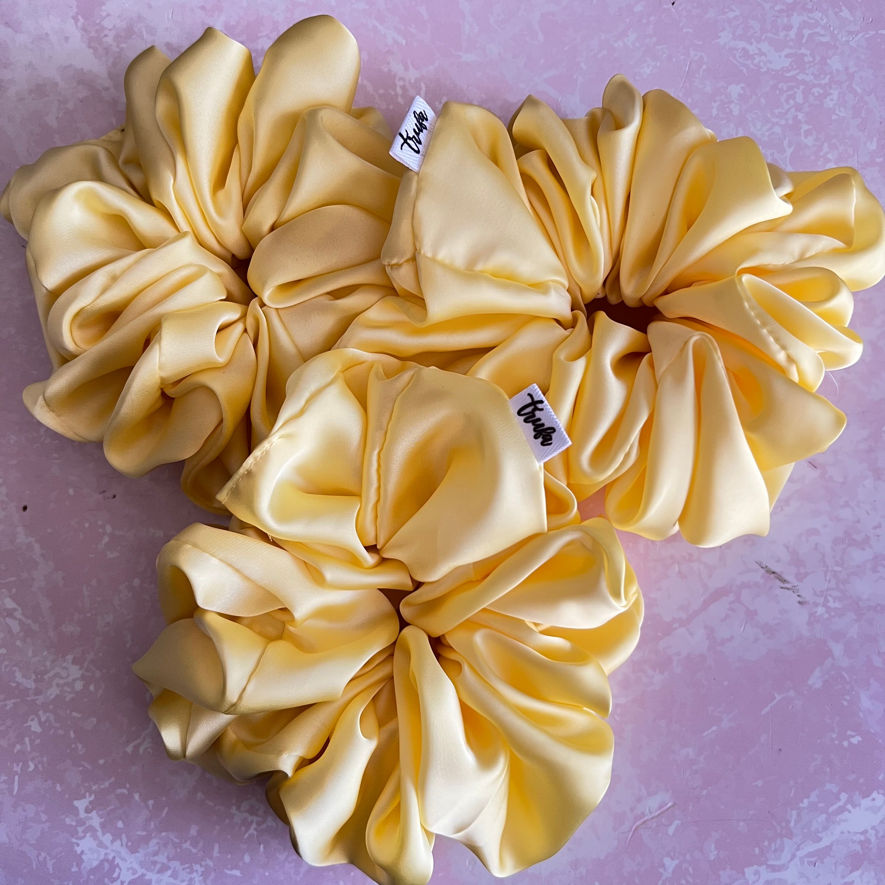 Scrunchie maxi amarillo pastel