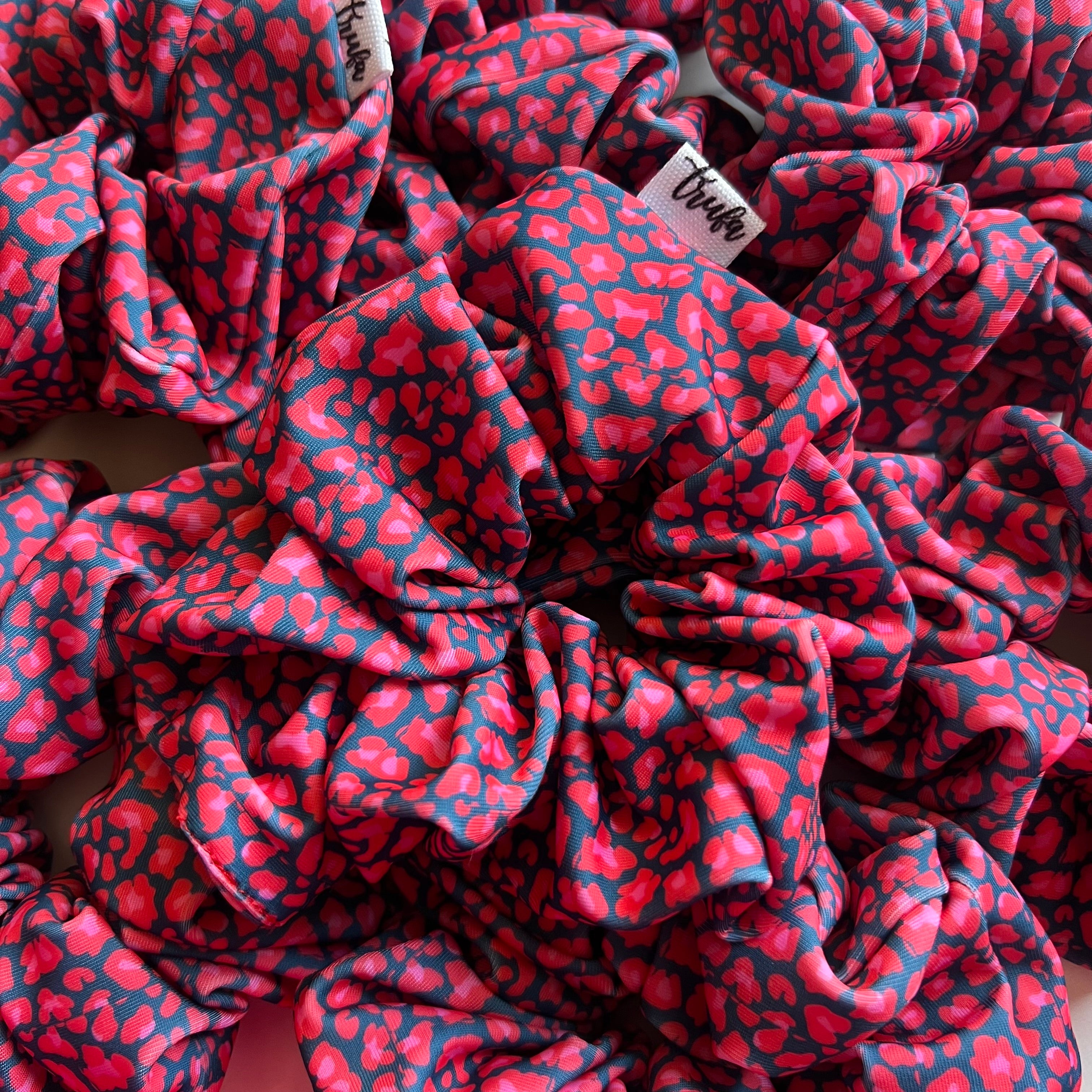 Scrunchie print fucsia y azul petróleo