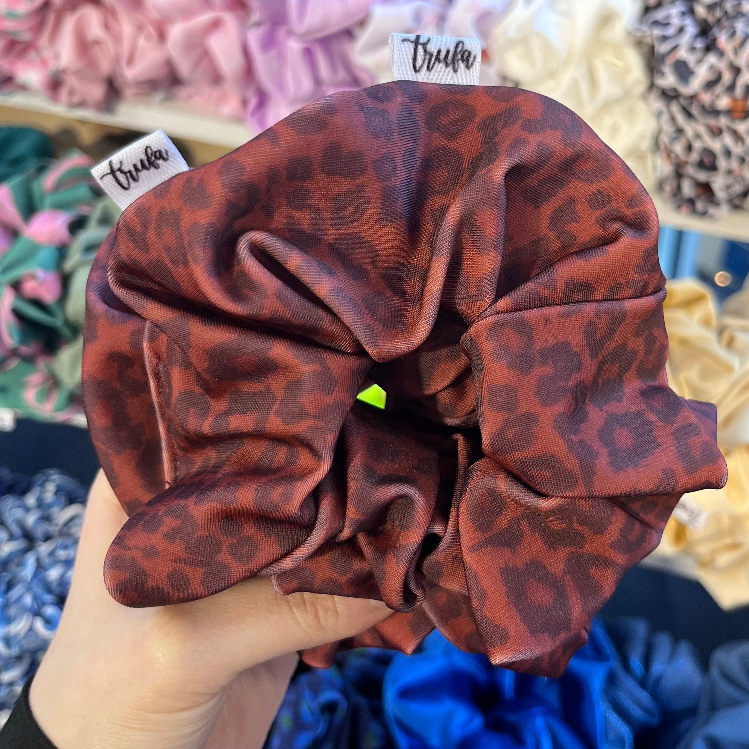 Scrunchie print burdeo
