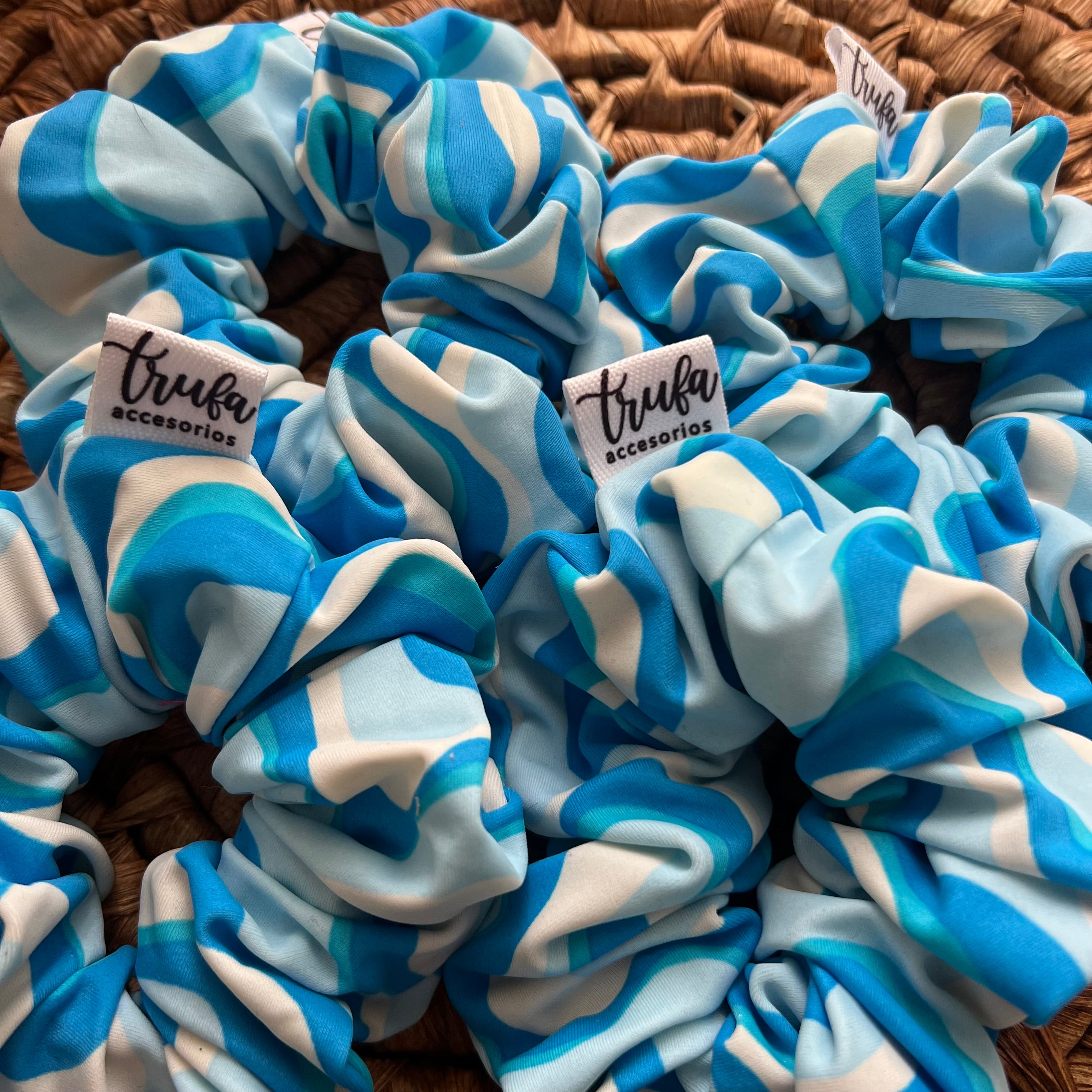 Scrunchie celeste líneas