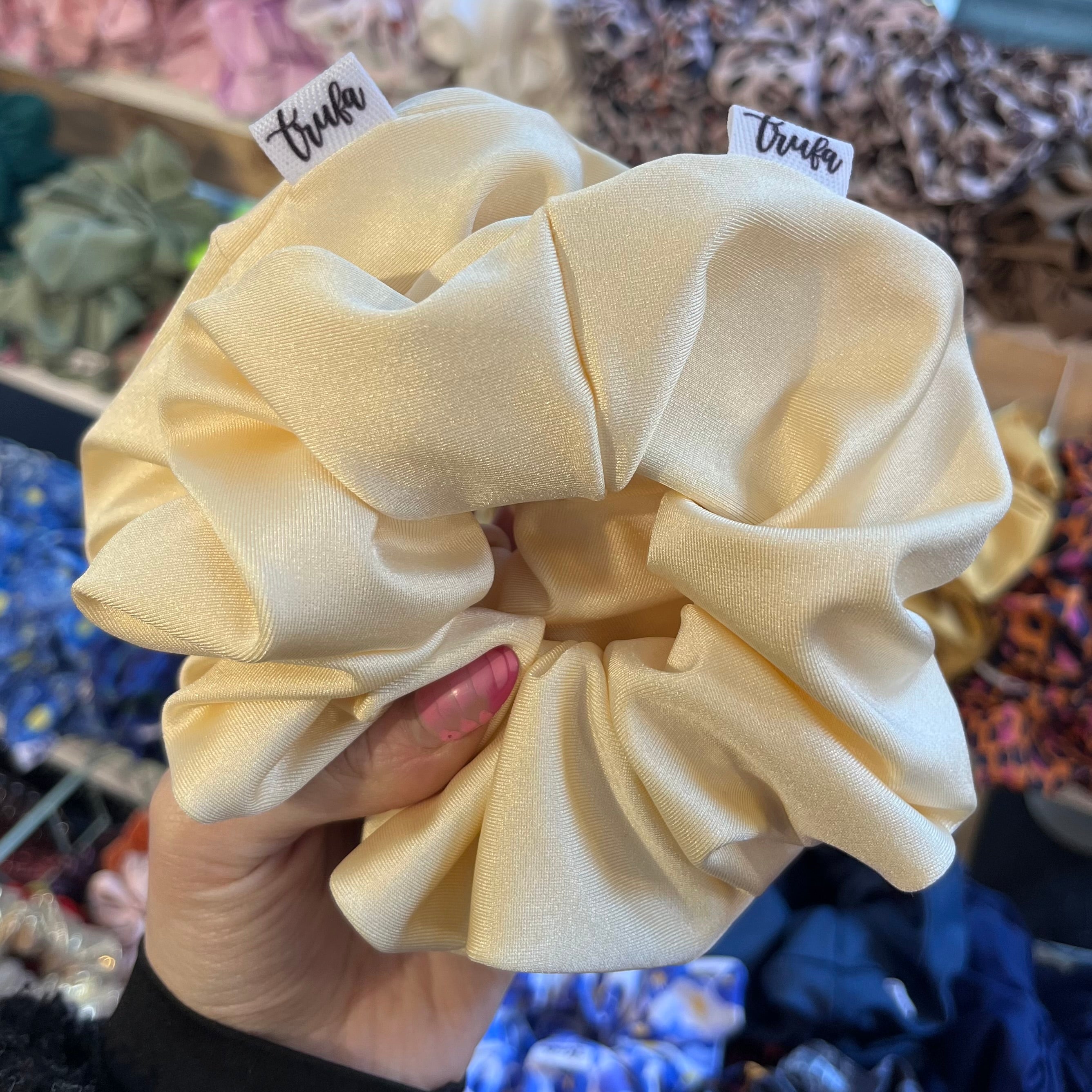 Scrunchie amarillo perlado