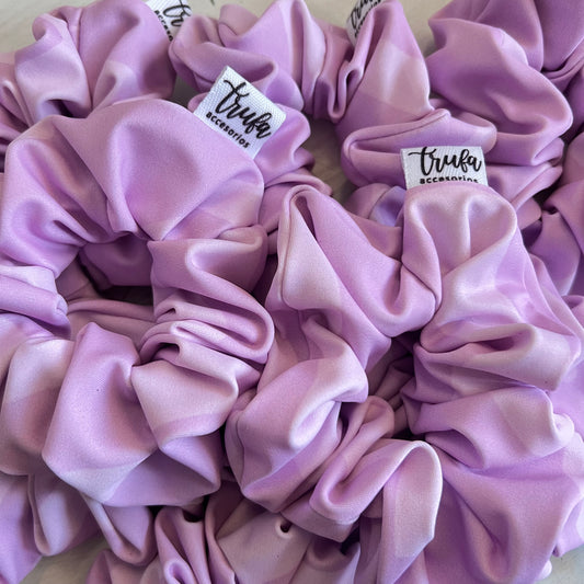 Scrunchie lila líneas