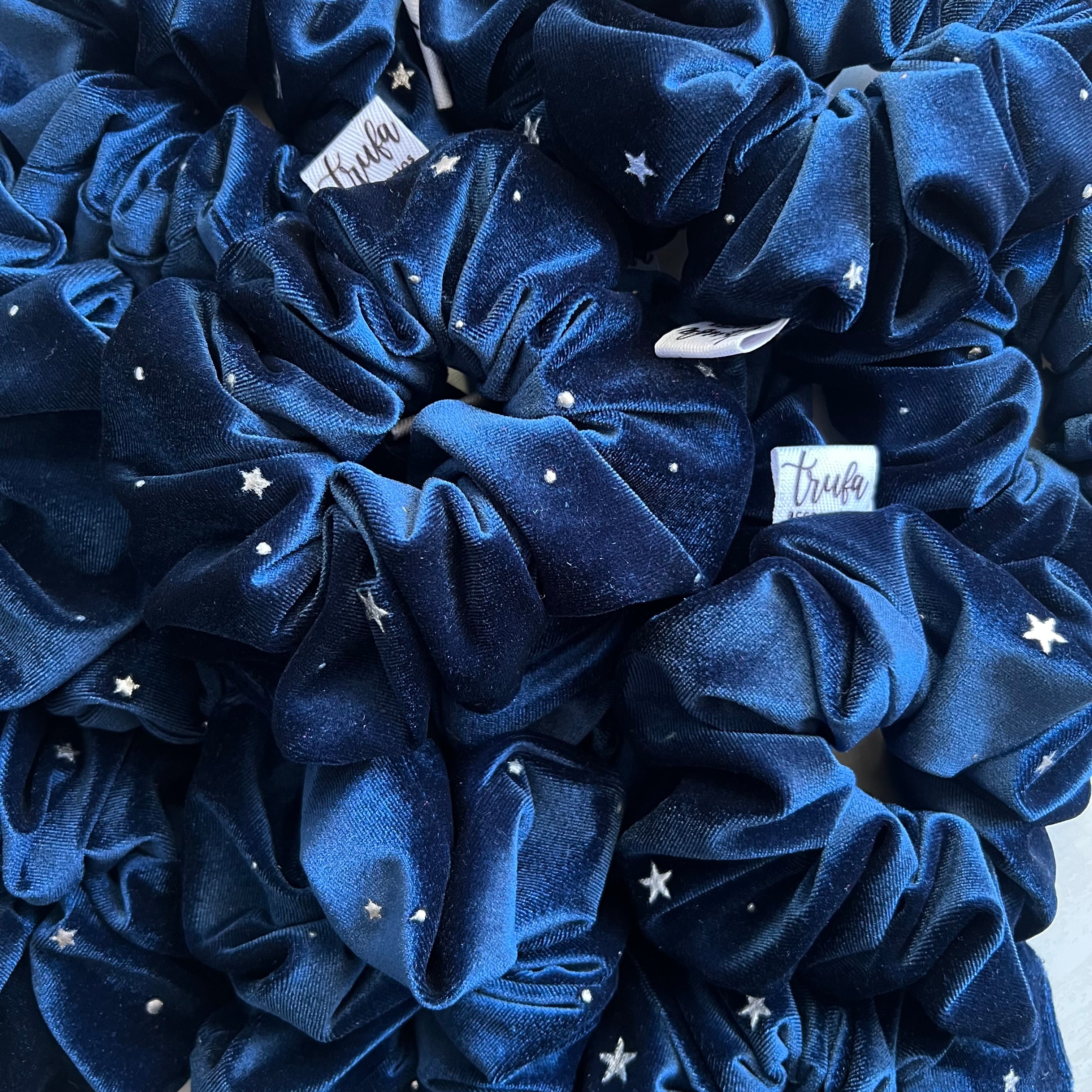 Scrunchie azul marino estrellas velvet