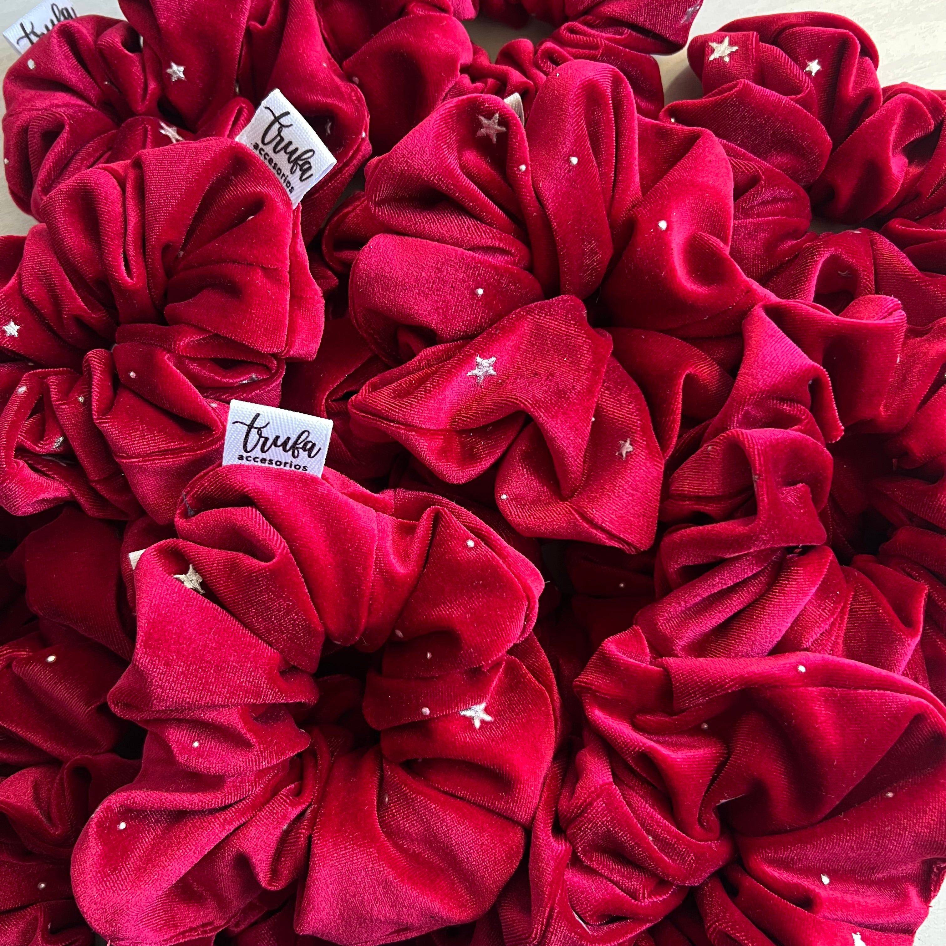 Scrunchie rojo estrellas velvet