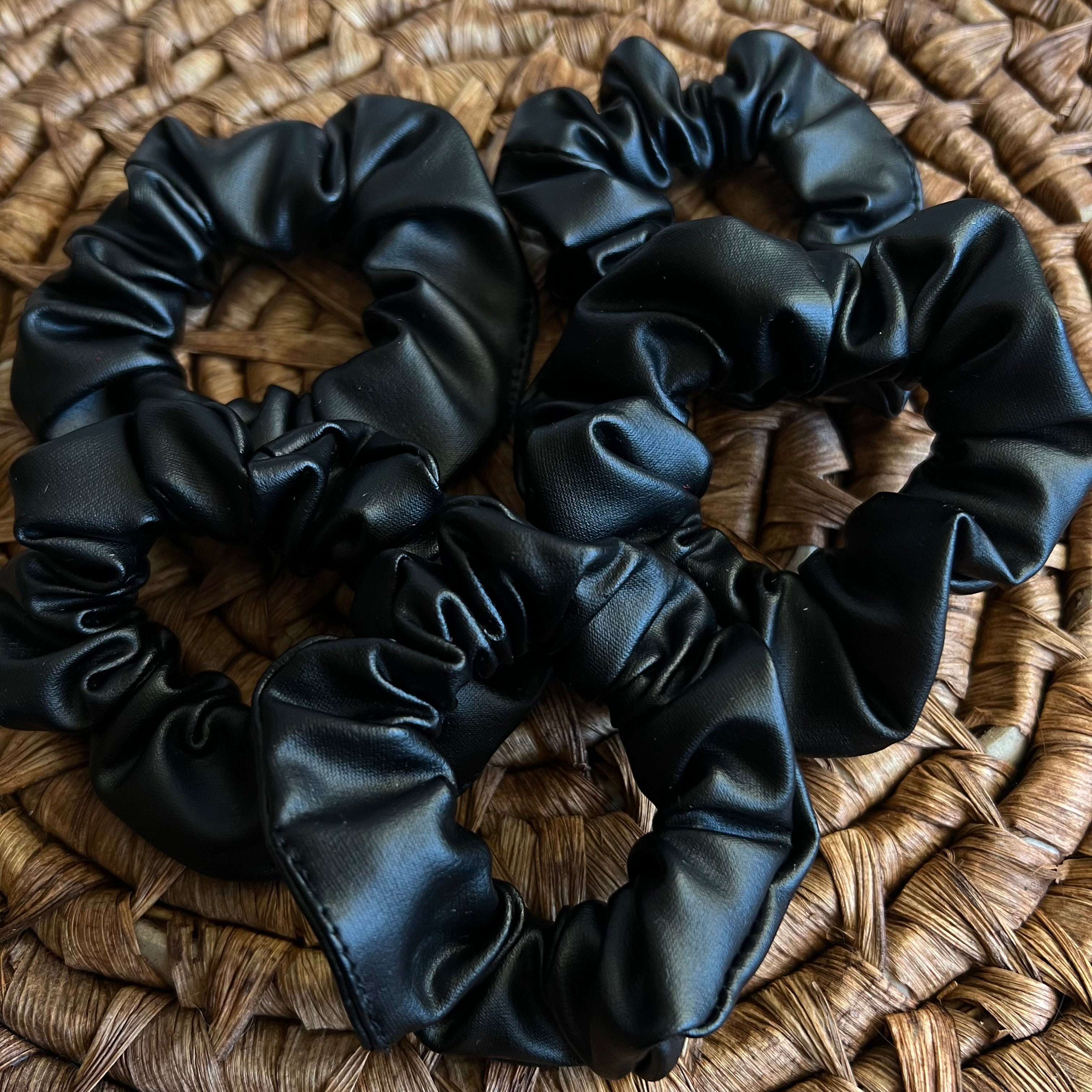 Mini Scrunchie negro cuerina