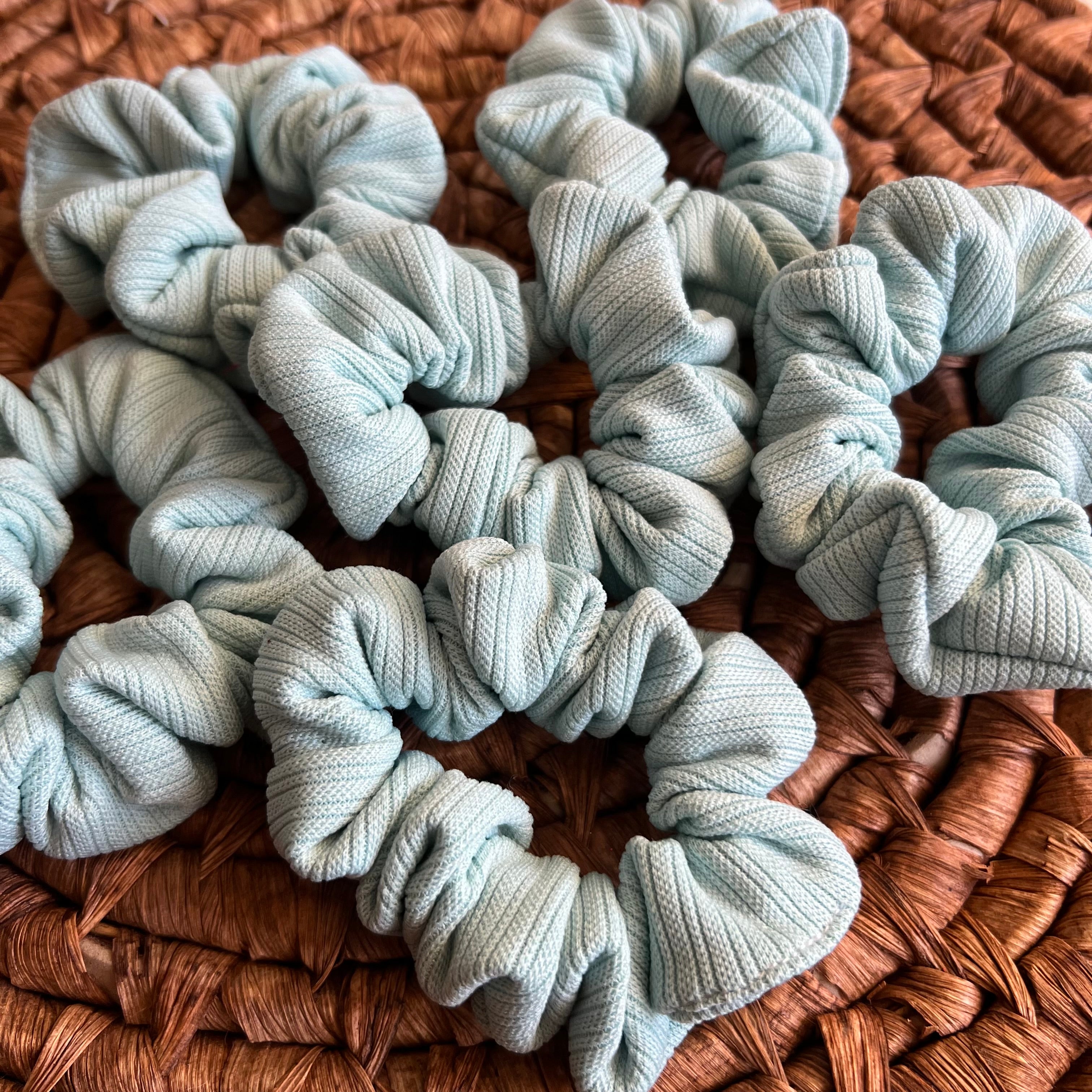 Mini Scrunchie celeste líneas