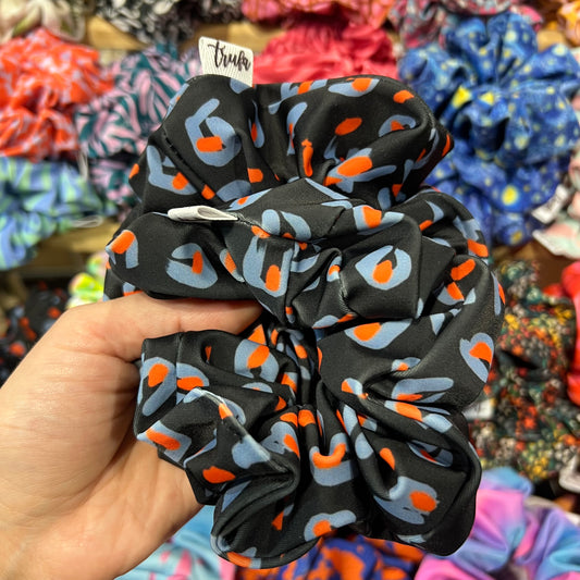 Scrunchie print negro y celeste
