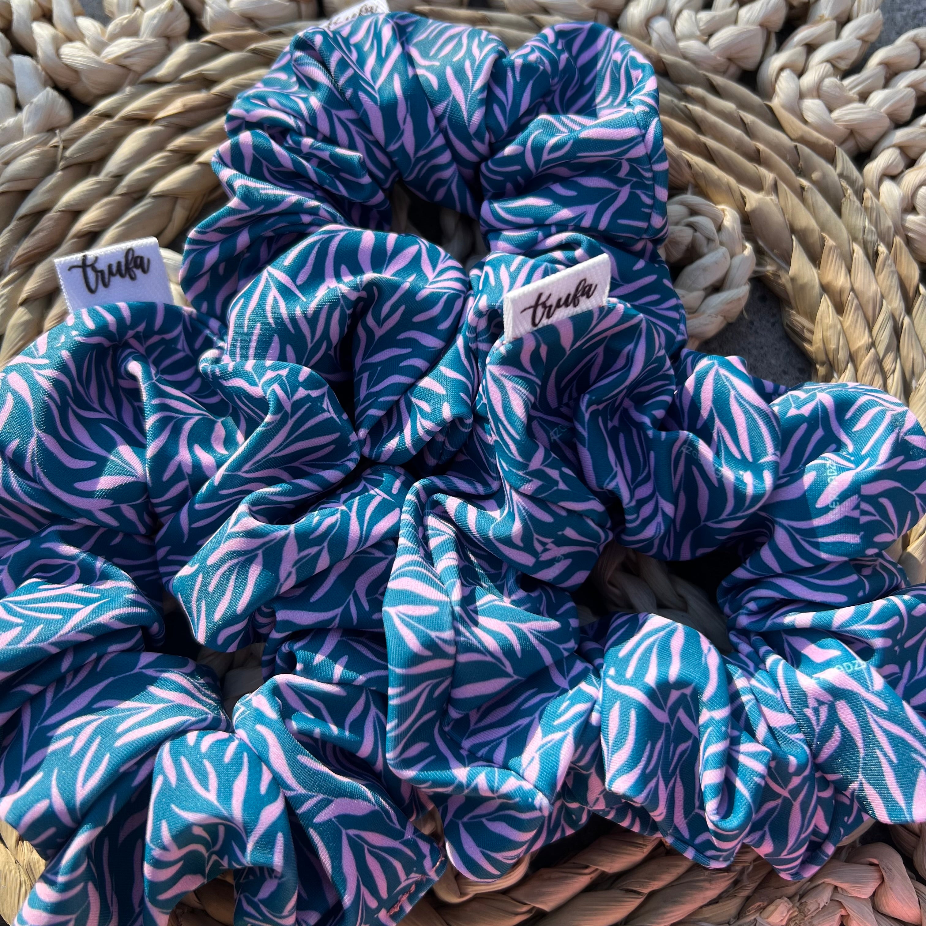 Scrunchie hojas rosa y azul