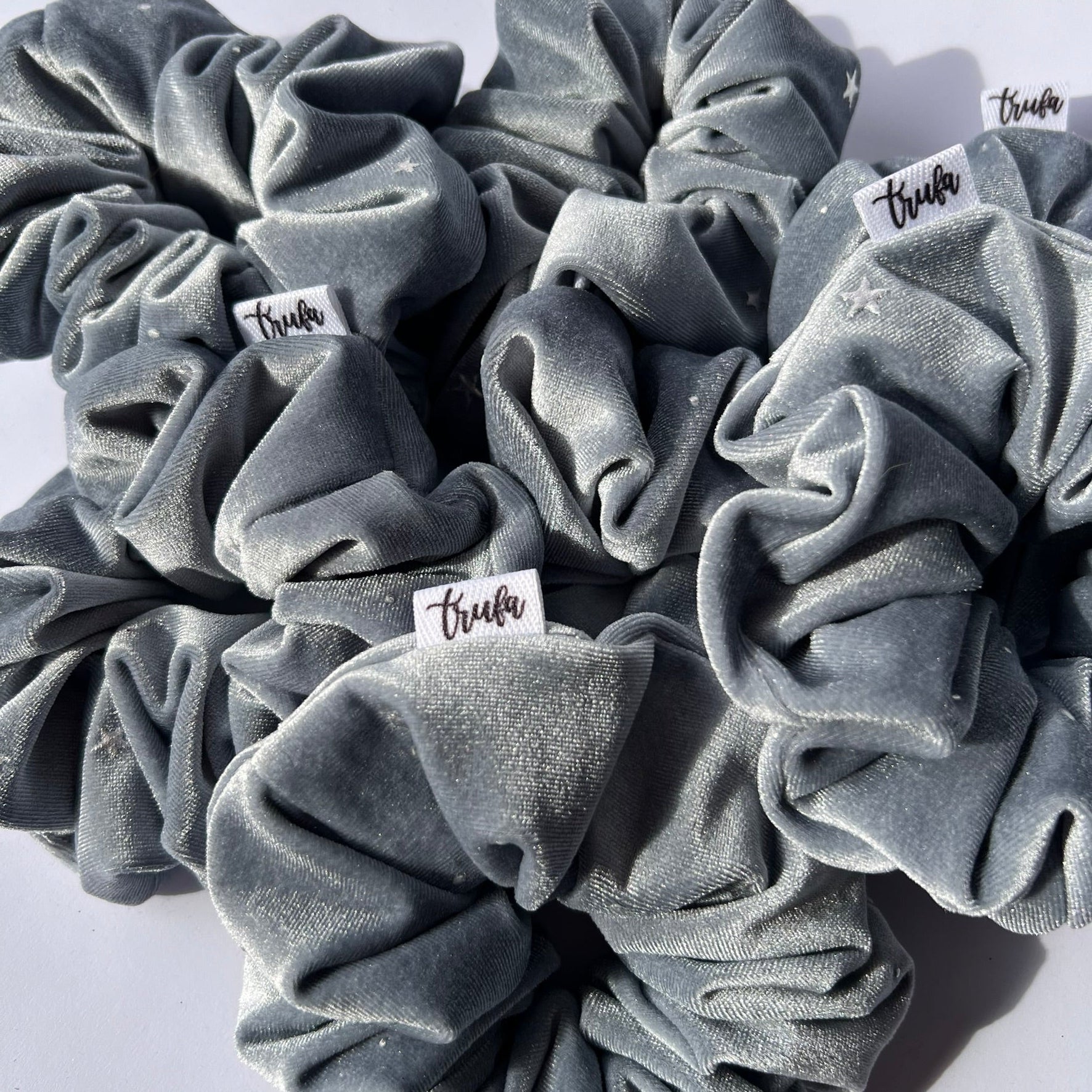 Scrunchie gris estrellitas