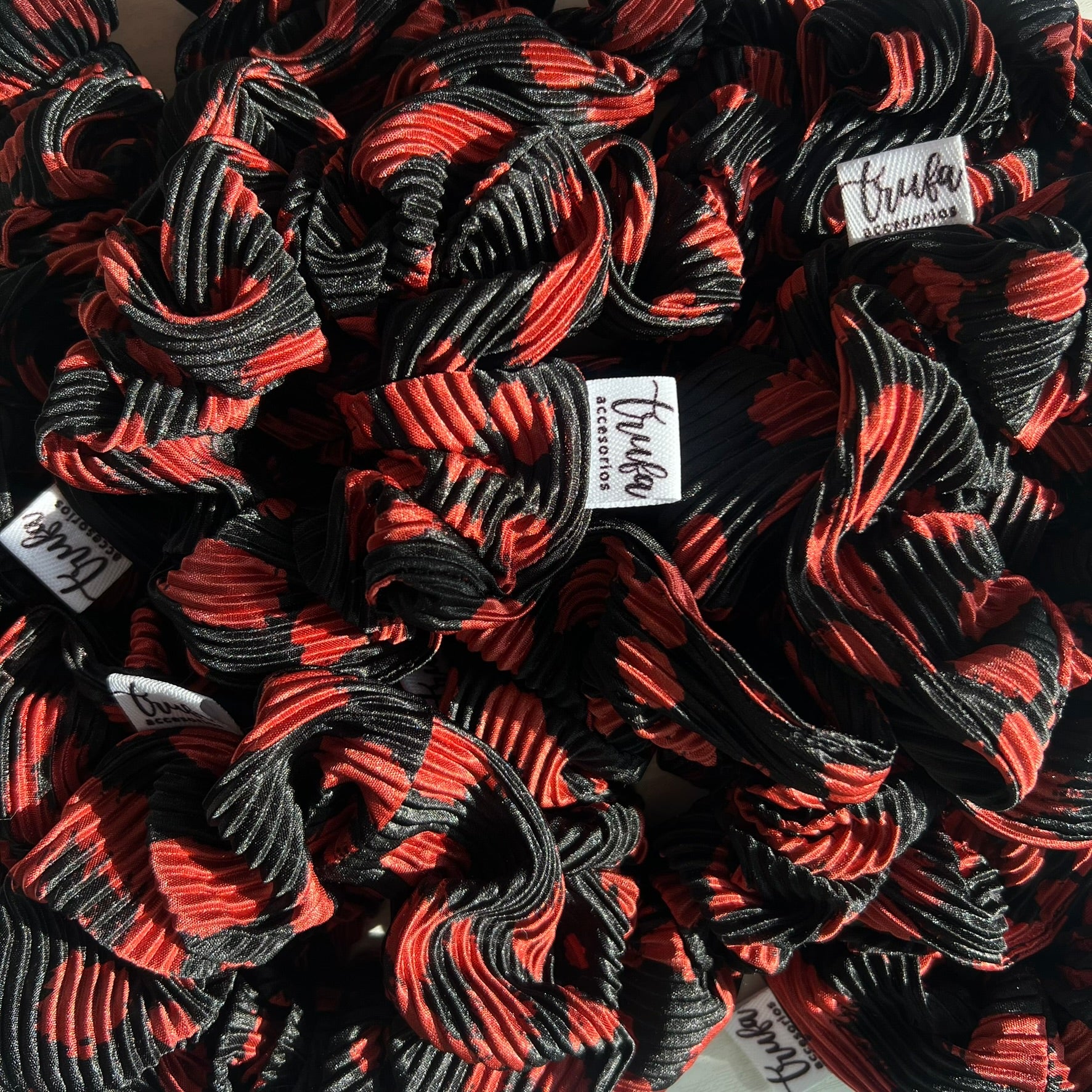 Scrunchie Print Negro y rojo