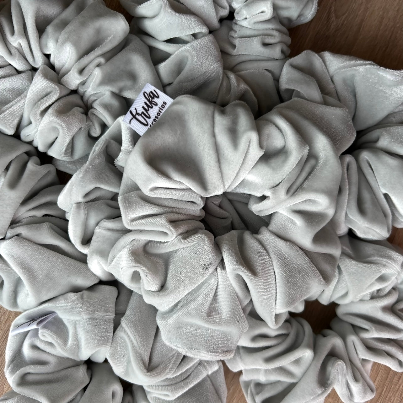 Scrunchie Velvet Gris Claro