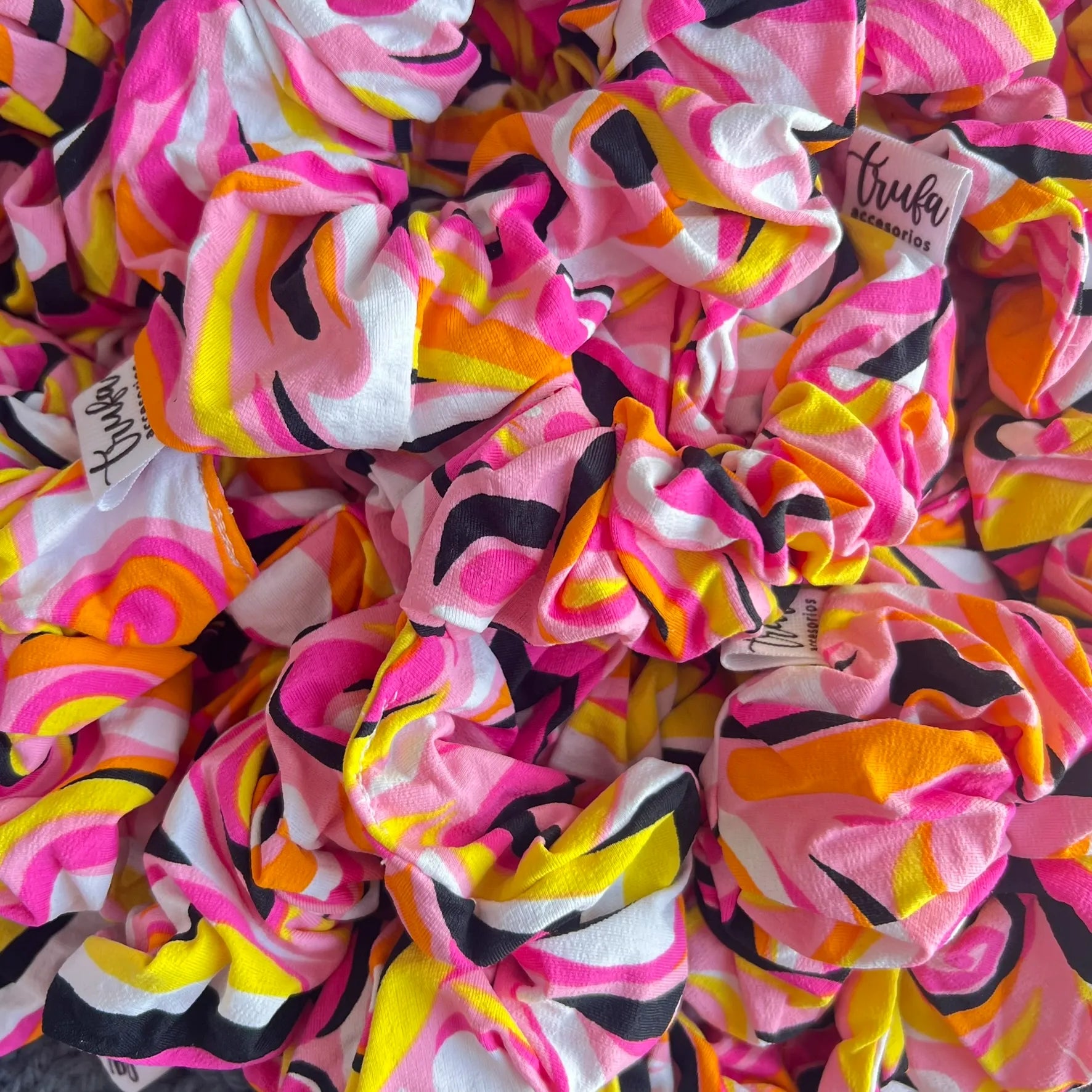 Scrunchie Lineas fucsia y amarillo