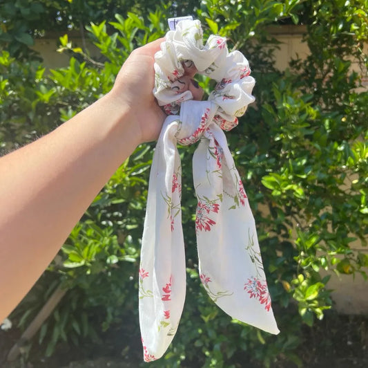 Scrunchie con Pañuelo Blanco de Flores