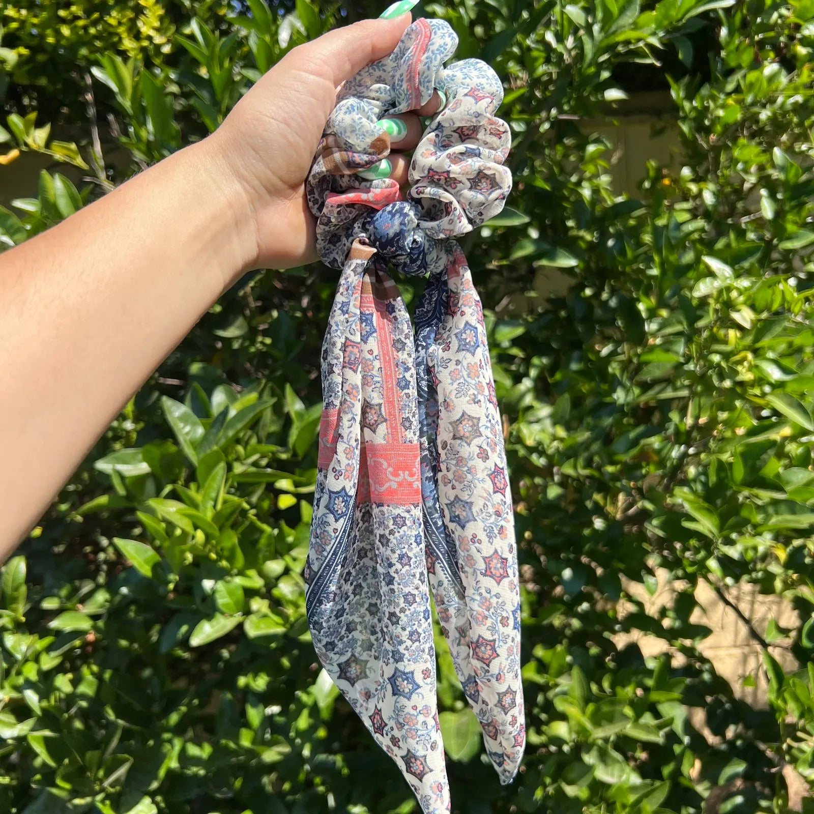 Scrunchie con Pañuelo Azul  Flores