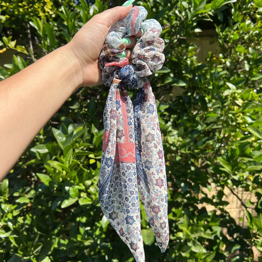 Scrunchie con Pañuelo Azul  Flores